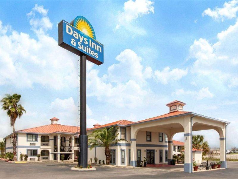 Days Inn & Suites By Wyndham Braunig Lake Elmendorf Exterior photo