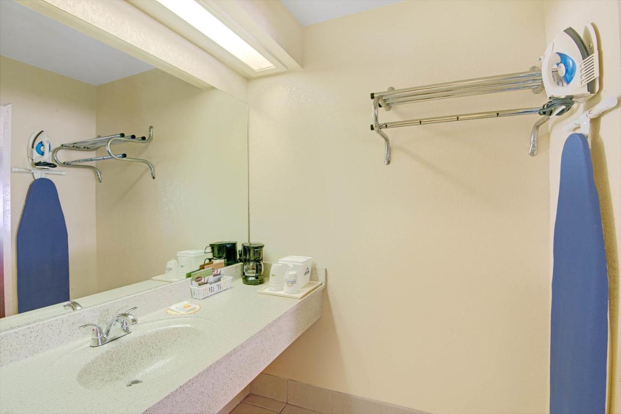 Days Inn & Suites By Wyndham Braunig Lake Elmendorf Room photo
