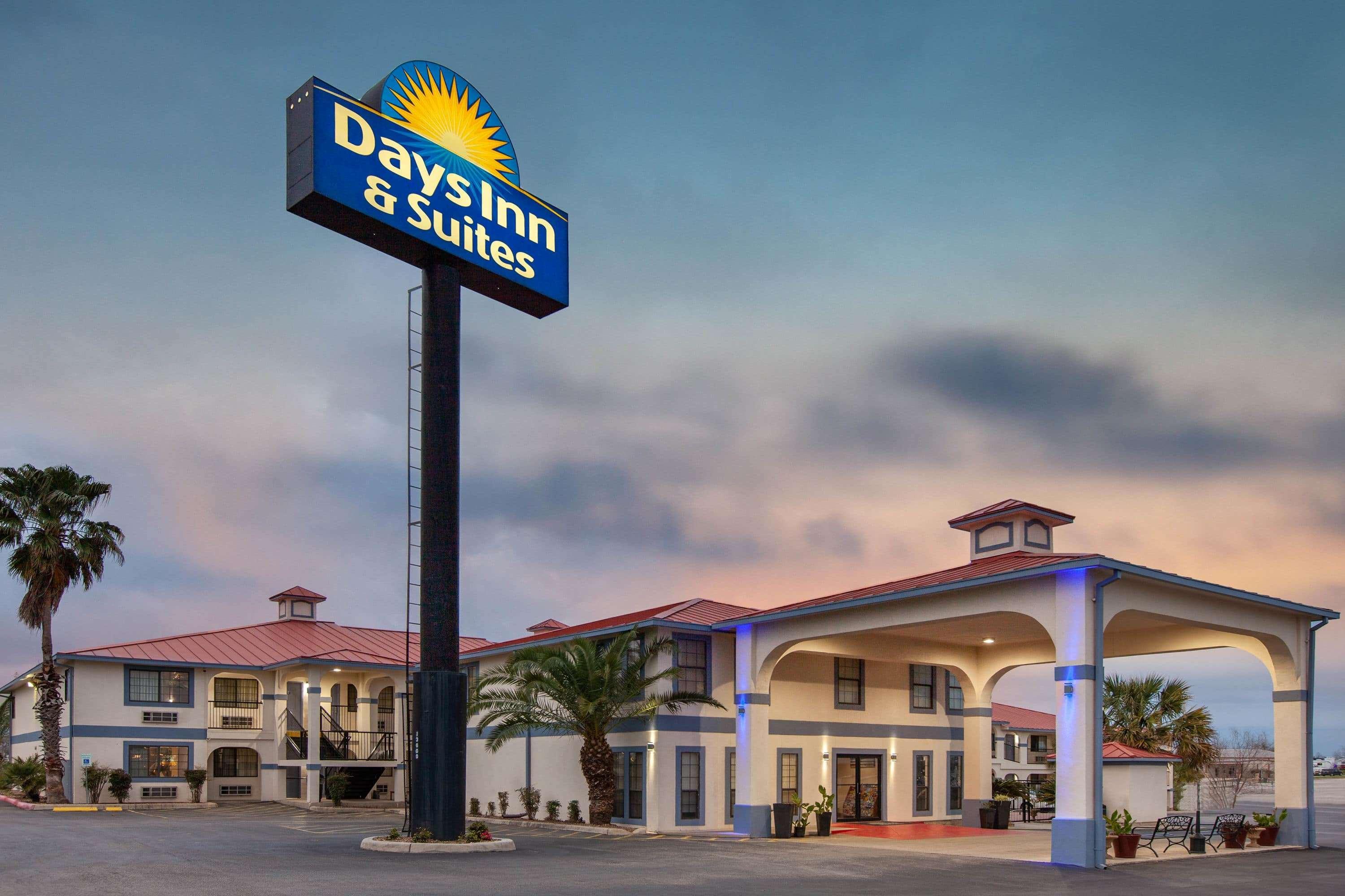 Days Inn & Suites By Wyndham Braunig Lake Elmendorf Exterior photo